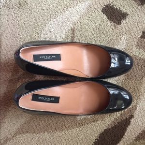 Ann Taylor perfect pump in dark navy